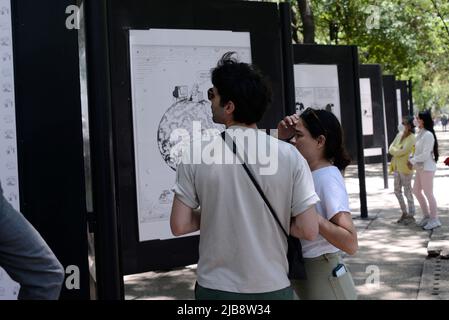 Non Exclusive: Eine Person unternimmt eine Tour während der Ausstellung 'The World of Quino' zu Ehren des argentinischen Karikaturisten Joaquín Salvador Lavado Tejón. Stockfoto