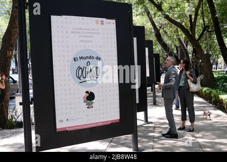 Non Exclusive: Eine Person unternimmt eine Tour während der Ausstellung 'The World of Quino' zu Ehren des argentinischen Karikaturisten Joaquín Salvador Lavado Tejón. Stockfoto