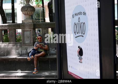 Non Exclusive: Eine Person unternimmt eine Tour während der Ausstellung 'The World of Quino' zu Ehren des argentinischen Karikaturisten Joaquín Salvador Lavado Tejón. Stockfoto