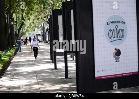 Non Exclusive: Eine Person unternimmt eine Tour während der Ausstellung 'The World of Quino' zu Ehren des argentinischen Karikaturisten Joaquín Salvador Lavado Tejón. Stockfoto