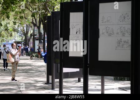 Non Exclusive: Eine Person unternimmt eine Tour während der Ausstellung 'The World of Quino' zu Ehren des argentinischen Karikaturisten Joaquín Salvador Lavado Tejón. Stockfoto