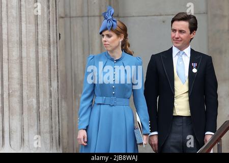 London, UK 3. June, 2022 : Prinzessin Beatrice und Edoardo Mapelli Mozzi verlassen einen Danksagefotsdienst für ihre Königliche Hoheit Königin Elizabeth II., um ihr Platin-Jubiläum in der St. Paul's Cathedral in London zu feiern. Quelle: James Boardman/Alamy Live News Stockfoto