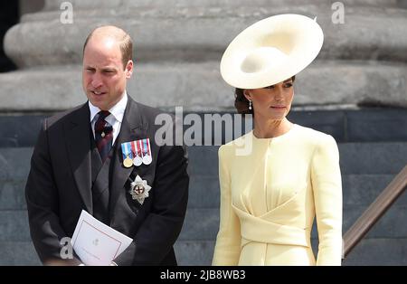 London, UK 3. June, 2022 : Prinz William, Herzog von Cambridge und Catherine, Herzogin von Cambridge, die einen Danksachdienst für ihre Königliche Hoheit Königin Elizabeth II. Zur Feier ihres Platin-Jubiläums in der St. Paul's Cathedral in London abgab. Quelle: James Boardman/Alamy Live News Stockfoto