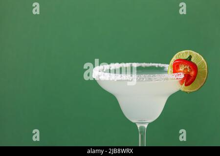 Glas leckeren margarita Cocktail auf farbigem Hintergrund, Nahaufnahme Stockfoto