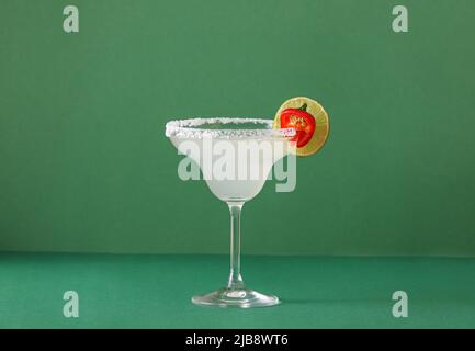 Glas leckeren margarita Cocktail auf farbigem Hintergrund Stockfoto