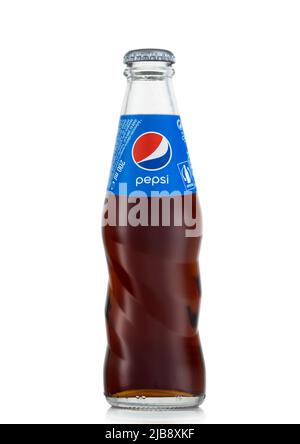 LONDON, Großbritannien - 12. APRIL 2022: Glasflasche Pepsi Cola original Geschmack auf Weiß. Stockfoto