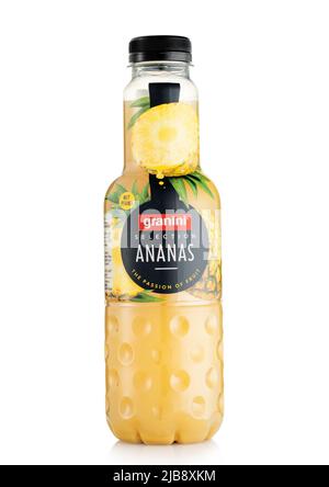 LONDON, Großbritannien - 22. APRIL 2022: Granini Selection Ananassaft-Getränk in Plastikflasche auf Weiß. Stockfoto
