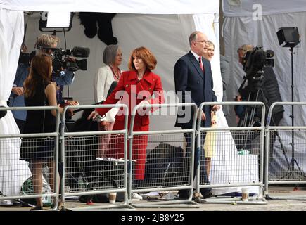 London, Großbritannien 3. June, 2022 : Sky News Moderatorin Kay Burley sendet live während des Nationalen Dankesdienstes für ihre Königliche Hoheit Queen Elizabeth II., um ihr Platin-Jubiläum in der St. Paul's Cathedral in London zu feiern. Quelle: James Boardman/Alamy Live News Stockfoto