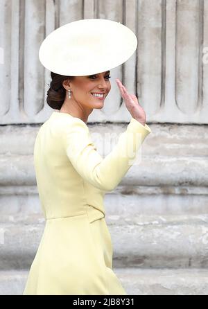 London, UK 3. June, 2022 : Catherine, Herzogin von Cambridge, kommt für den Danksagebührdienst für ihre Königliche Hoheit Königin Elizabeth II., um ihr Platin-Jubiläum in der St. Paul's Cathedral in London zu feiern. Quelle: James Boardman/Alamy Live News Stockfoto