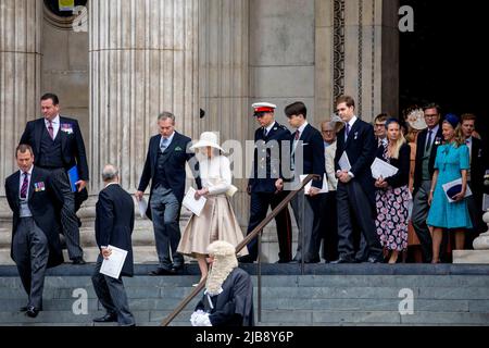 London, Großbritannien. 03.. Juni 2022. Gäste verlassen am 03. Juni 2022 die St. Pauls Cathedral in London, nachdem sie am Gottesdienst zum Nationalfeiertag zur Feier des Platin-Jubiläums ihrer Majestät der Königin Albert Nieboer/Niederlande OUT/Point de Vue OUT teilgenommen hatten. Quelle: dpa picture Alliance/Alamy Live News Stockfoto