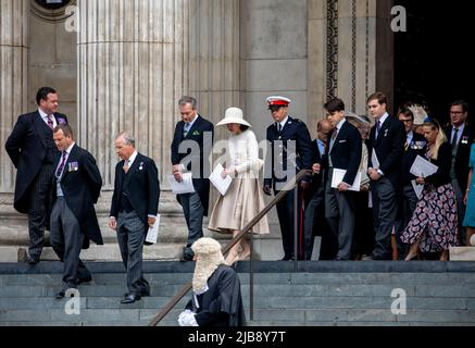 London, Großbritannien. 03.. Juni 2022. Gäste verlassen am 03. Juni 2022 die St. Pauls Cathedral in London, nachdem sie am Gottesdienst zum Nationalfeiertag zur Feier des Platin-Jubiläums ihrer Majestät der Königin Albert Nieboer/Niederlande OUT/Point de Vue OUT teilgenommen hatten. Quelle: dpa picture Alliance/Alamy Live News Stockfoto