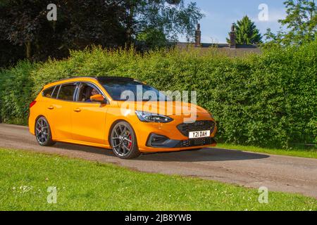 2019 Orange Ford Focus ST 2261cc Benziner 8-Gang-Schaltgetriebe Ankunft im Worden Park Motor Village zum Leyland Festival, Großbritannien Stockfoto