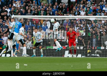 Nicolás Tagliafico aus Argentinien rettet den Ball mit dem Kopf während des Spiels Italien gegen Argentinien - Finalissima 2022 im Wembley-Stadion am 1. Juni 2022 in London, England.(MB Media) Stockfoto