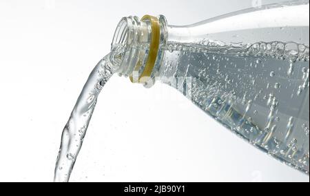 Sprudelndes Wasser aus Plastikflasche auf weißem Hintergrund Stockfoto