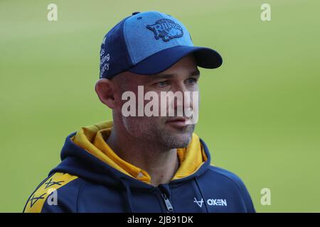 Warrington, Großbritannien. 03.. Juni 2022. Rohan Smith Cheftrainer von Leeds Rhinos während des Spiels in Warrington, Vereinigtes Königreich am 6/3/2022. (Foto von James Heaton/News Images/Sipa USA) Quelle: SIPA USA/Alamy Live News Stockfoto