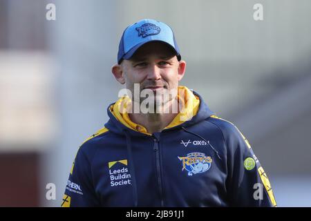 Warrington, Großbritannien. 03.. Juni 2022. Rohan Smith Cheftrainer von Leeds Rhinos während des Spiels in Warrington, Vereinigtes Königreich am 6/3/2022. (Foto von James Heaton/News Images/Sipa USA) Quelle: SIPA USA/Alamy Live News Stockfoto