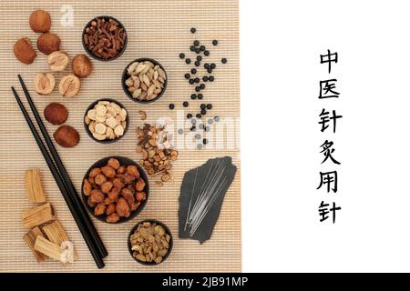 Chinesische Akupunkturnadeln mit Kräutern, Gewürzen, Pillen, um die Chi-Werte zu erhöhen. Liest sich als Akupunkturnadeln, die in der traditionellen chinesischen Kräutermedizin verwendet werden. Stockfoto