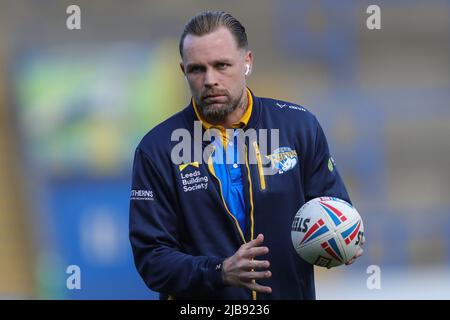 Warrington, Großbritannien. 03.. Juni 2022. Blake Austin #6 von Leeds Rhinos während des Vormatches Aufwärmphase in Warrington, Großbritannien am 6/3/2022. (Foto von James Heaton/News Images/Sipa USA) Quelle: SIPA USA/Alamy Live News Stockfoto