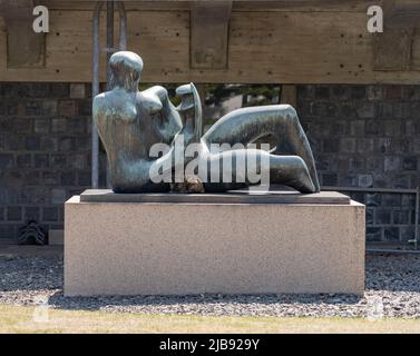 Bronzeskulptur von Henry Moore, „Reclining Mother and Child“, Ohara Museum of Art, Kurashiki Bikan Historical Area, Kurashiki, Präfektur Okayama, Japan Stockfoto