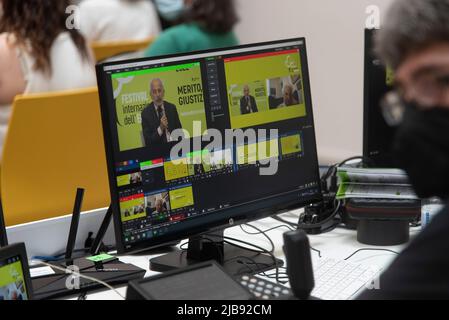 Turin, Italien. 3.. Juni 2022. Die italienische libanesische Journalistin und Schriftstellerin Gad Eitan Lerner über ein Gespräch mit Liliana Segre, der italienischen Senatorin und Überlebenden des Holocaust (Bild: © Matteo Secci/ZUMA Press Wire) Quelle: ZUMA Press, Inc./Alamy Live News Stockfoto