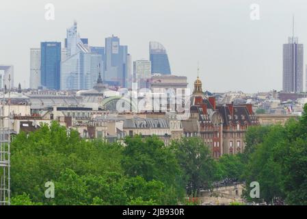 Paris, Frankreich. Mai 22. 2022. Luftaufnahme auf modernen Gebäuden. Business Office District von La Defense. Stockfoto