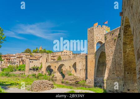 Landschaft mit der Brücke des mittelalterlichen Dorfes in Besalu in Girona, Katalonien Spanien. Stockfoto