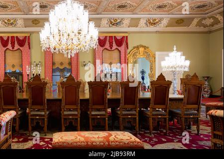 ISTANBUL, TÜRKEI - Januar 2022: Speisesaal des Dolmabahce Palace Stockfoto