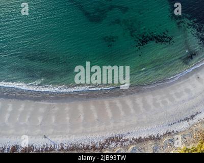 Luftaufnahme des leeren Selerna Beach in der Grafschaft Galway, Irland während des Sonnenuntergangs von direkt oben. Stockfoto