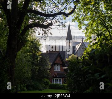 Dublin, Irland - Mai 17. 2022: Blick auf die Dublin Unitarian Church vom St. Stephens Green Park aus Stockfoto