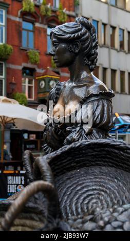 Dublin, Irland - Mai 17. 2022: Porträt einer Bronzestatue von Molly Malone, einer fiktiven Figur in einem berühmten irischen Volkslied Stockfoto