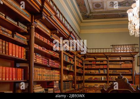 ISTANBUL, TÜRKEI - 2022. Januar: Die Sultan-Bibliothek im Dolmabahce-Palast, innen Stockfoto