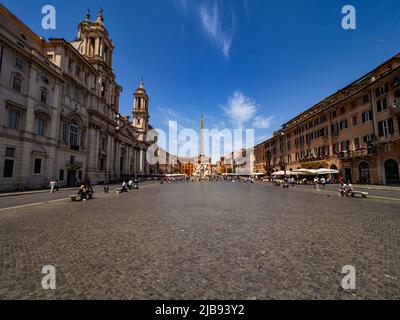 Rom 24-05-2022: Der Navona-Platz ist einer der schönsten und meistbesuchten Plätze der Stadt. Es ist auch ein Ort, an dem Künstler ihre Schmerzen verkaufen Stockfoto