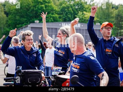 Enschede, Niederlande. 04.. Juni 2022. 2022-06-04 10:45:42 ENSCHEDE - Teilnehmer am Roparun vor dem Start des Roparun. Die Teams werden vom Flughafen Twenthe aus mehr als fünfhundert Kilometer in Staffelform zurücklegen. In zwei Tagen werden sie auf dem Rotterdamer Coolsingel enden. Die Teams nutzen dies, um Geld für die unterstützende Versorgung von Menschen mit Krebs zu sammeln. ANP MARCO DE SWART netherlands Out - belgium Out Credit: ANP/Alamy Live News Stockfoto