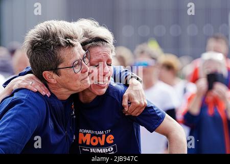 Enschede, Niederlande. 04.. Juni 2022. 2022-06-04 10:45:35 ENSCHEDE - Teilnehmer am Roparun vor dem Start des Roparun. Die Teams werden vom Flughafen Twenthe aus mehr als fünfhundert Kilometer in Staffelform zurücklegen. In zwei Tagen werden sie auf dem Rotterdamer Coolsingel enden. Die Teams nutzen dies, um Geld für die unterstützende Versorgung von Menschen mit Krebs zu sammeln. ANP MARCO DE SWART netherlands Out - belgium Out Credit: ANP/Alamy Live News Stockfoto