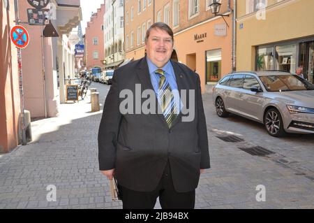 Hof, Deutschland. 03.. Juni 2022. Der Oberste Führer der Sudetendeutschen Bernd Posselt trifft am 3. Juni 2022 auf dem Sudetendeutschen Kongress in Hof, Bayern, ein. Kredit: Ales Zapotocky/CTK Foto/Alamy Live Nachrichten Stockfoto