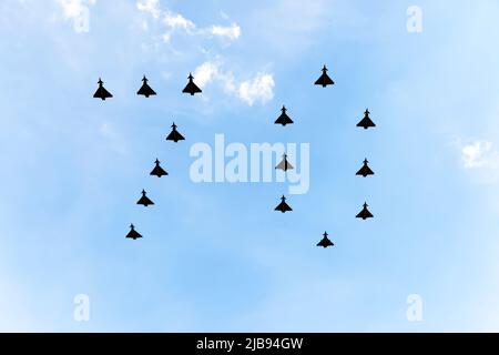 15 fliegen RAF-Taifune in einer speziellen '70'-Formation über Admiralty Arch, Trafalgar Square, am Anfang der Mall, in Richtung Buckingham Palace, als Teil der Fly-Past für die Queens Platinum Jubilee Celebrations am 2.. Juni 2022 Stockfoto