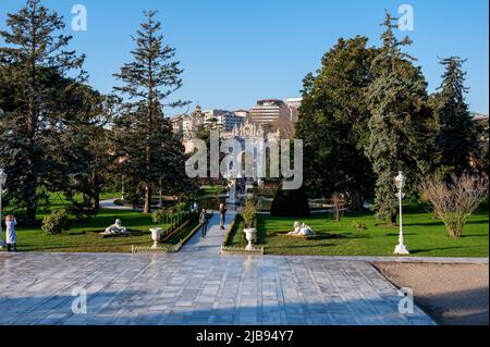 ISTANBUL, TÜRKEI - Januar 2022: Außenansicht des Gartens des Dolmabahce Palastes. Stockfoto