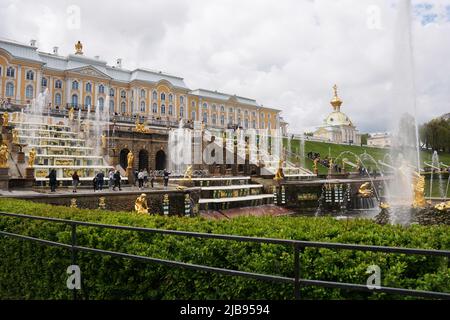 Große Kaskade in Pertergof, Sankt Petersburg, Russland. Frühlingstag Stockfoto