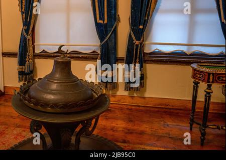 ISTANBUL, TÜRKEI - Januar 2022: Dolmabahce Palace interior - furniture - Brazier for heating Stockfoto