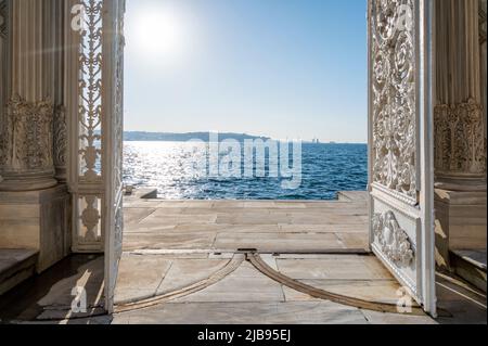 ISTANBUL, TÜRKEI - Januar 2022: Blick auf das Tor des Bosforus Grom Dolmabahce Palace Stockfoto