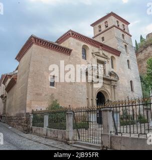 Granada Spanien - 09 14 2021: Blick auf die San Pedro und San Pablo Kirche, Mudejar und Renaissance Stile, auf Carrera del Darro auf die Straße traurig zu gehen Stockfoto