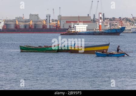 Luanda Angola - 10 13 2021: Blick auf Fischerboote, Öltanker und Hafen von Luanda, Hafenlogistikzentrum mit Containern im Hintergrund, Luanda, Angol Stockfoto