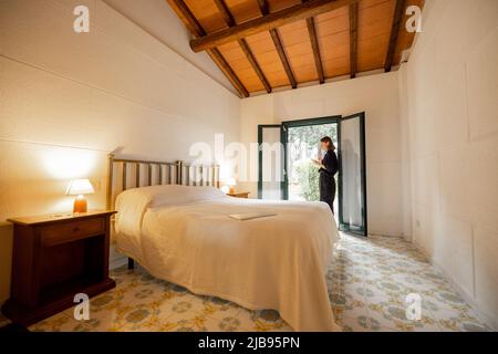 Frau morgens im Hotelzimmer Stockfoto