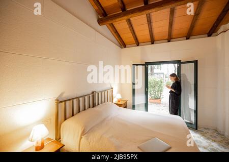 Frau morgens im Hotelzimmer Stockfoto