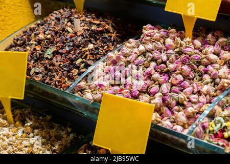 Türkischer Markt mit verschiedenen Teesorten, Kräutern, Pflanzen und getrockneten Blumen aus nächster Nähe Stockfoto