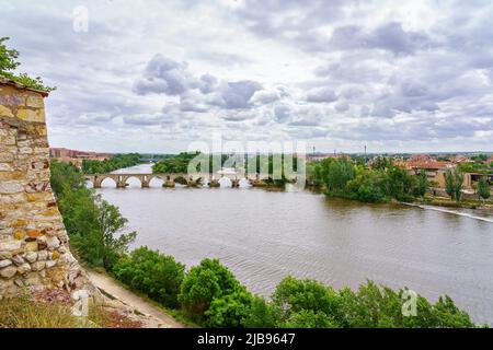 Römische Brücke über den Fluss, der vor der Stadt Zamora Spanien passiert. Stockfoto