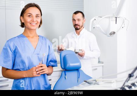 Porträt von Zahnarzt und Assistent Stockfoto