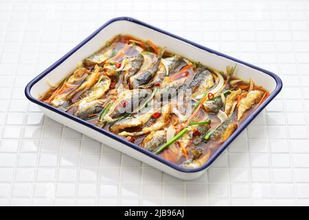 Kleine Fischescabeche (frittierte Stöckerel aus Pferd, mariniert in würziger Essigsauce) Stockfoto