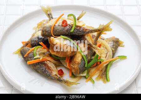 Kleine Fischescabeche (frittierte Stöckerel aus Pferd, mariniert in würziger Essigsauce) Stockfoto