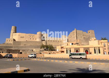 März 16 2022 - Bahla, Oman: Es wird angenommen, dass das Bahla Fort zwischen dem 12.. Und 15.. Jahrhundert von den Banu Nebhan aus Ziegeln erbaut wurde Stockfoto